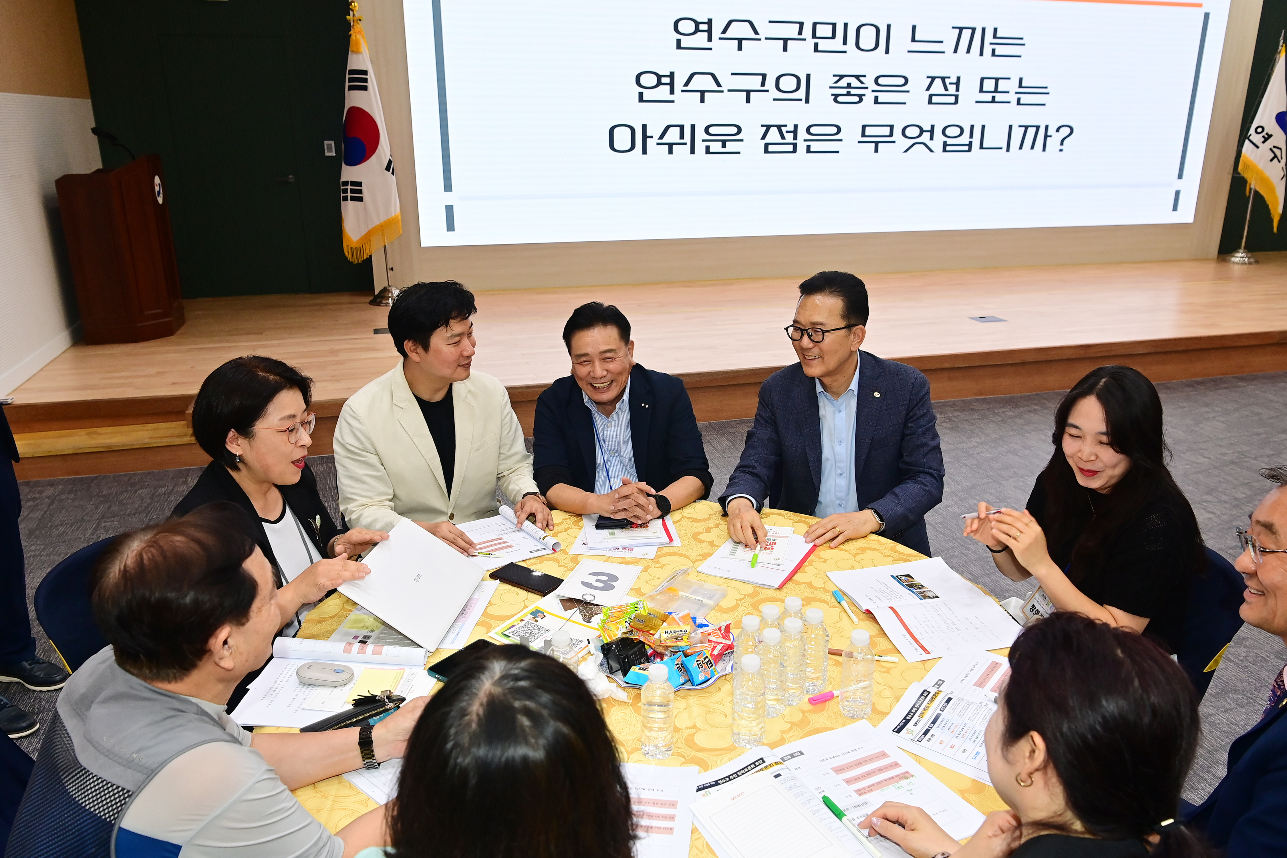 연수구가 지난 18일 대회의실에서 개청 30주년을 기념해 연수구의 미래 비전 수립을 위한 연수구민 100인의 주민 원탁토론회를 열었다